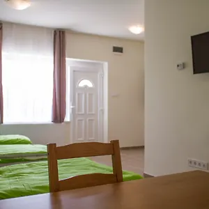 Airport Microstore Panzio Apartament Vecsés