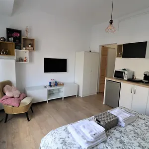 Lovely City Center - Free Minibar Apartament