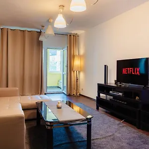 Comfy With Private Parking And Netflix Apartament
